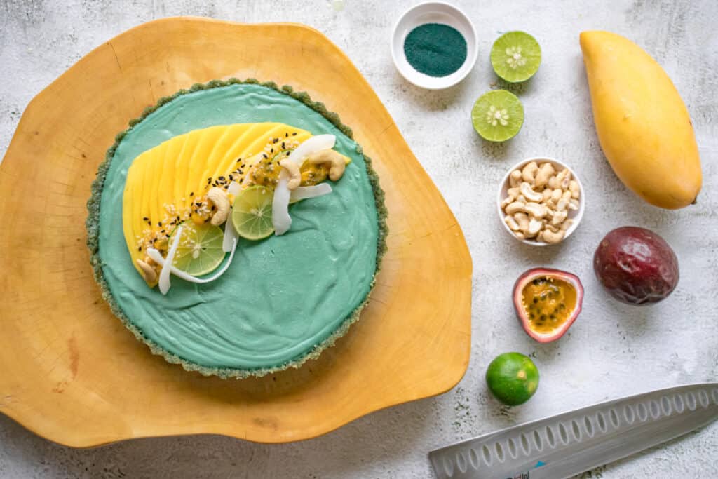 vegan-key-lime-pie-on-a-chopping-board-ready-to-slice