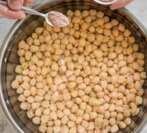 Cook the chickpeas in water, seasoned with salt and cover with a lid.