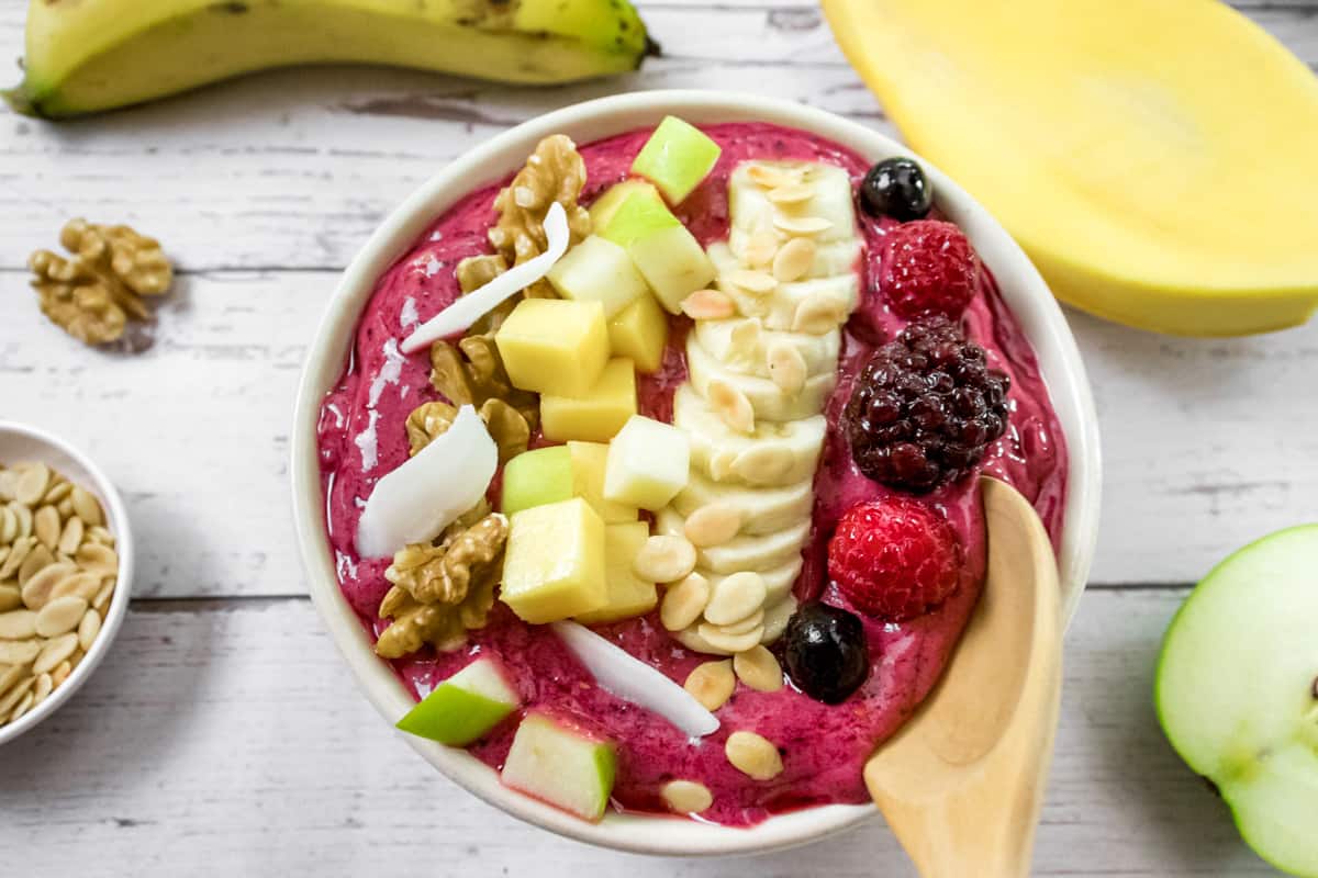 acai-berry-smoothie-bowl-served-with-fresh-fruit