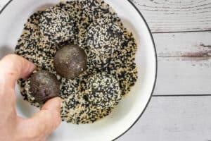 chocolate-bliss-balls-rolled-in-toasted-sesame-seeds