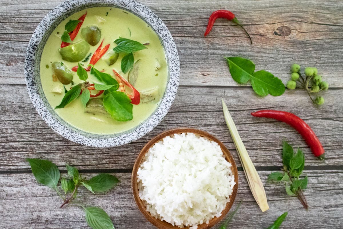 vegan-thai-green-curry-served-with-jasmine-rice