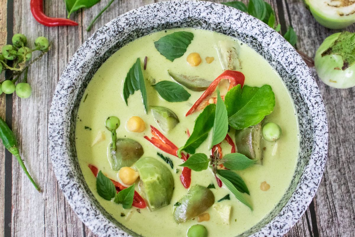 delicious-vegan-thai-green-curry-with-eggplant
