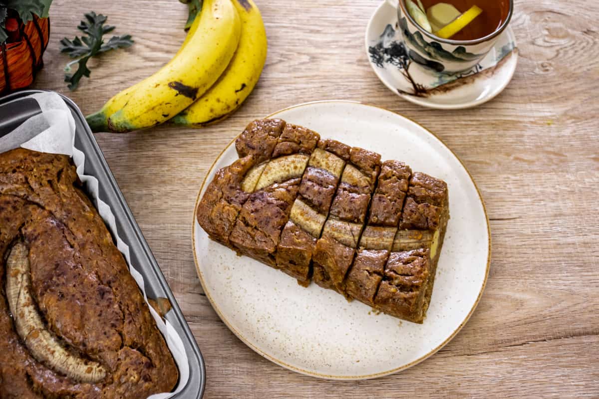vegan-banana-and-walnut-bread-sliced