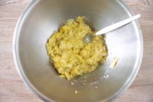 mashed-bananas-in-a-bowl