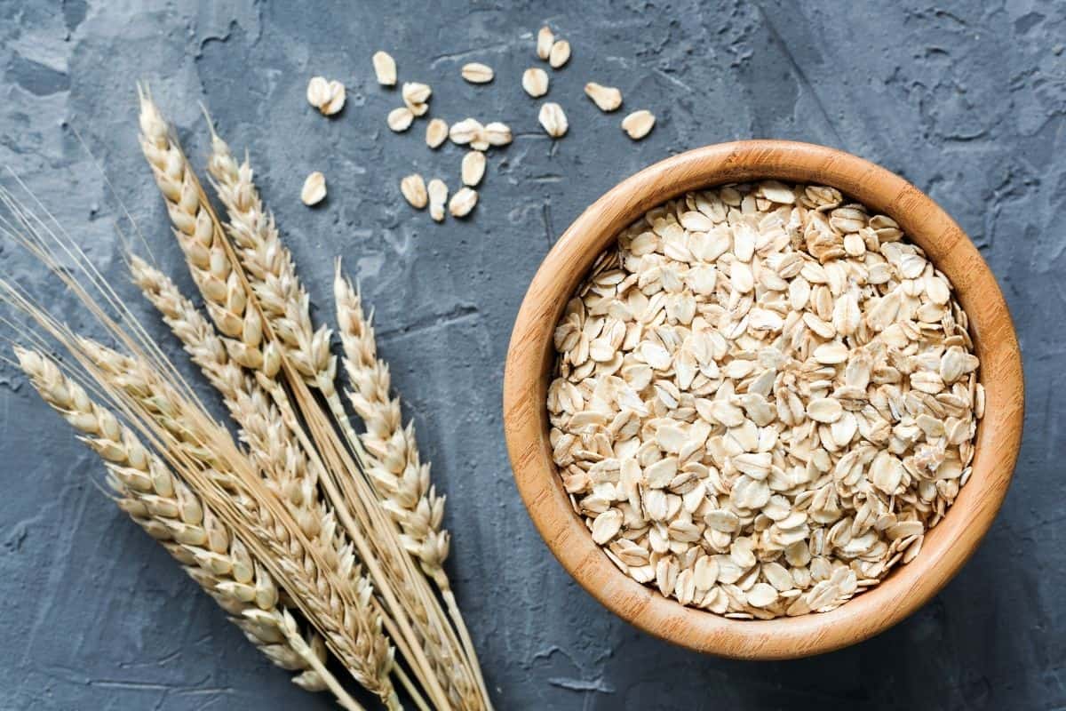 rolled-oats-in-a-bowl