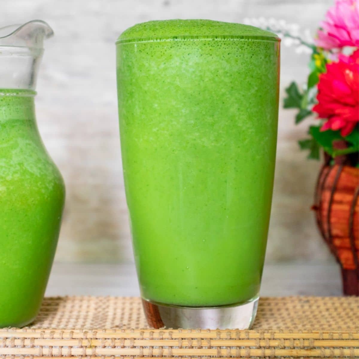 wolffia-globosa-and-cashew-milk-served-in-a-glass