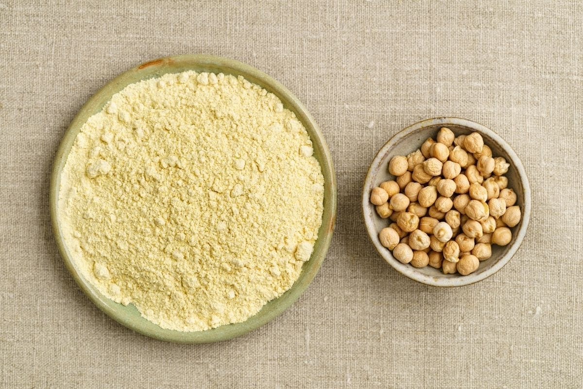 chickpea-flour-and dried-chickpeas-in-bowls