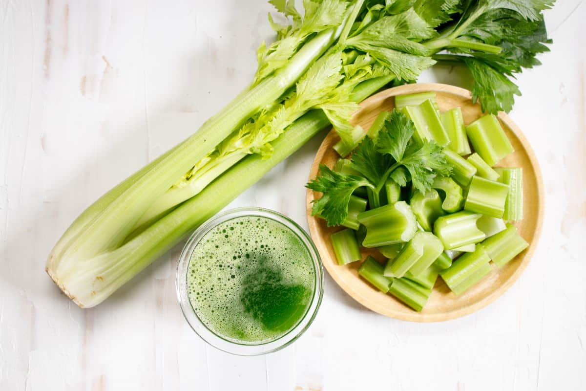green-celery-juice-in-a-glass