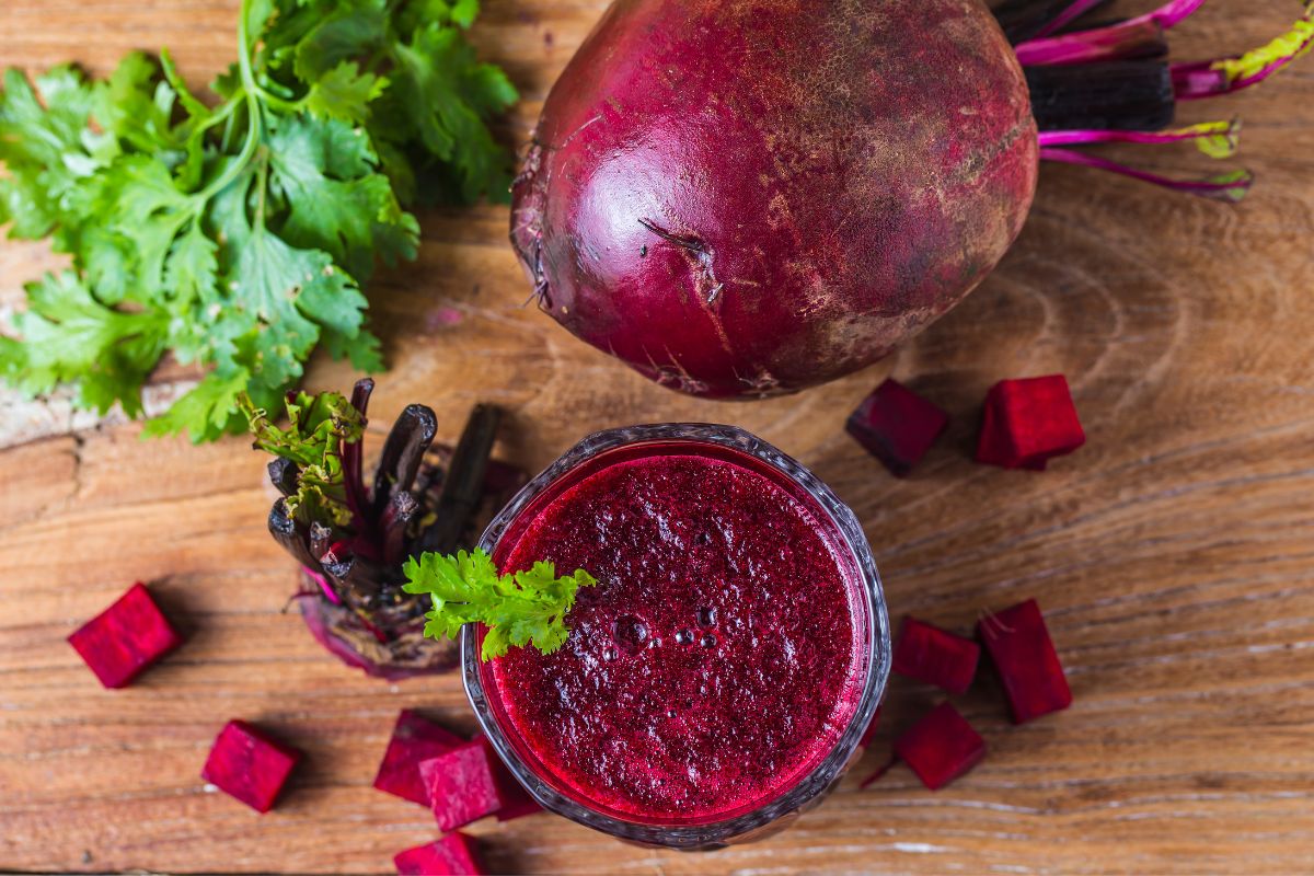 beetroot-juice-and-raw-beetroot