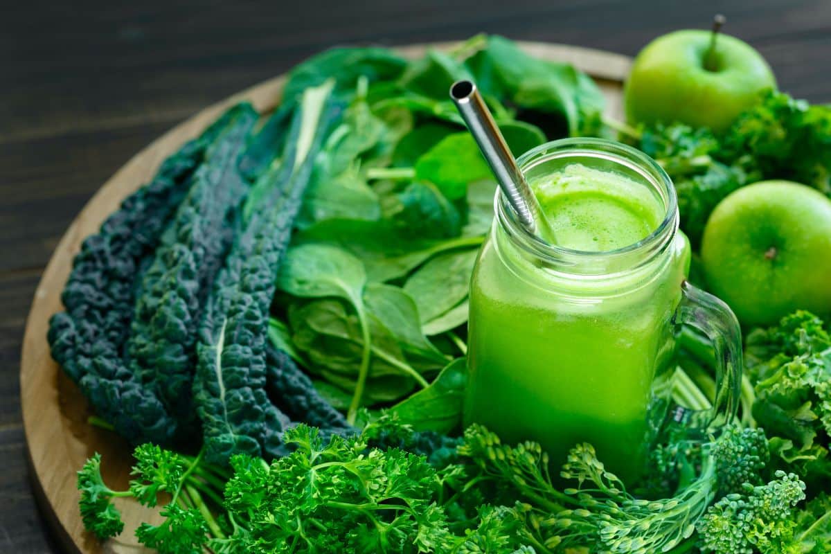 green-juice-and-raw-ingredients-display