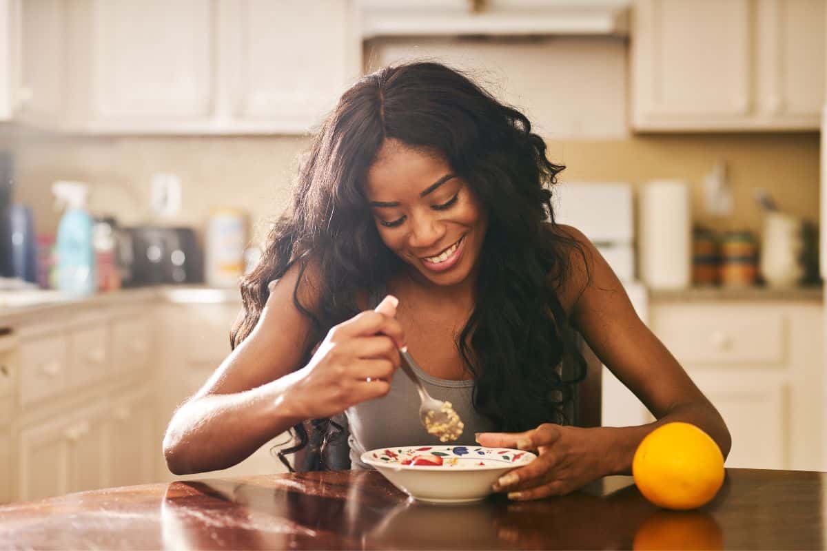 woman-eating-mindfully