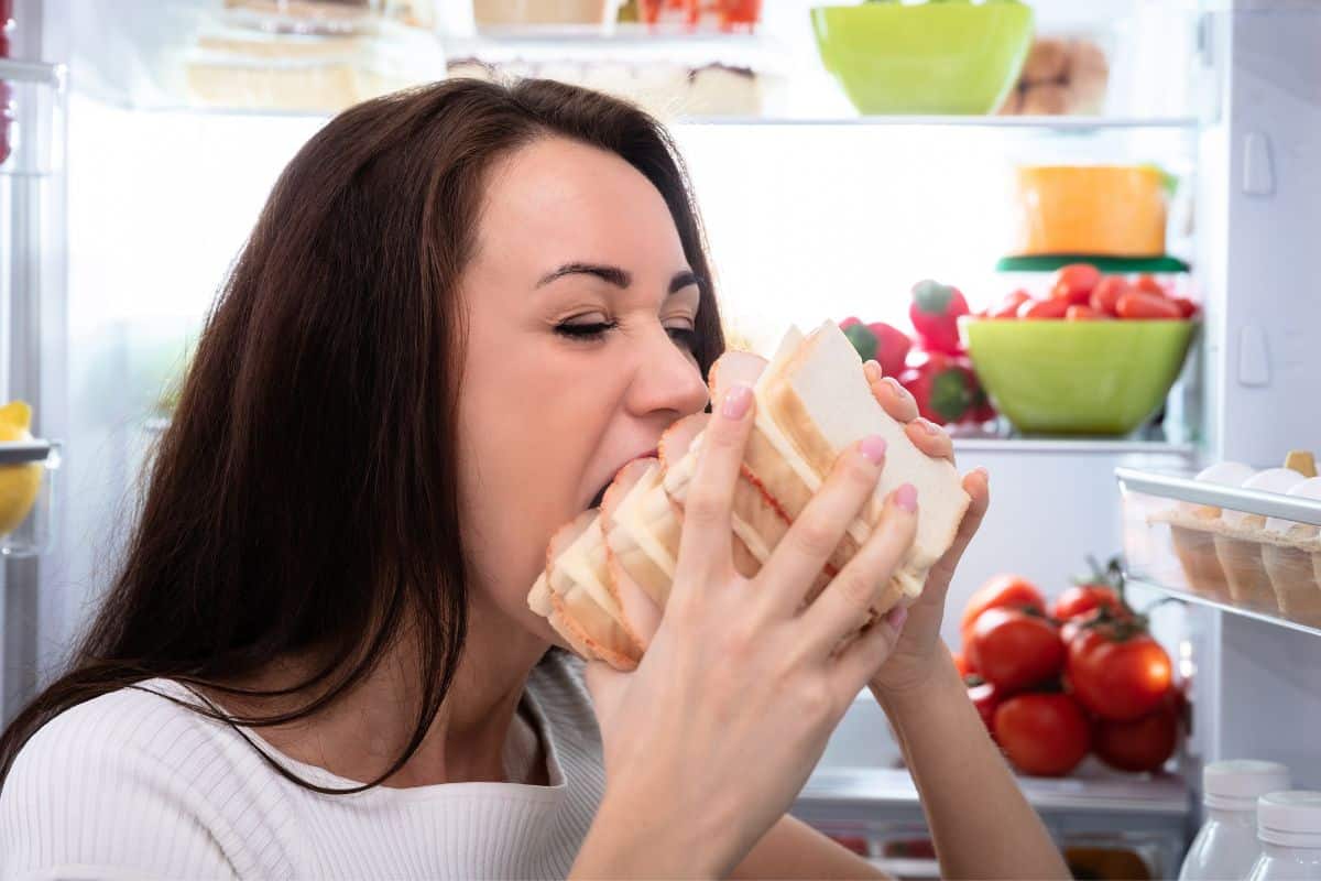 woman-eating-mindlessly