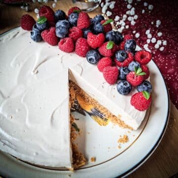 vanilla-cheesecake-garnished-with-berries