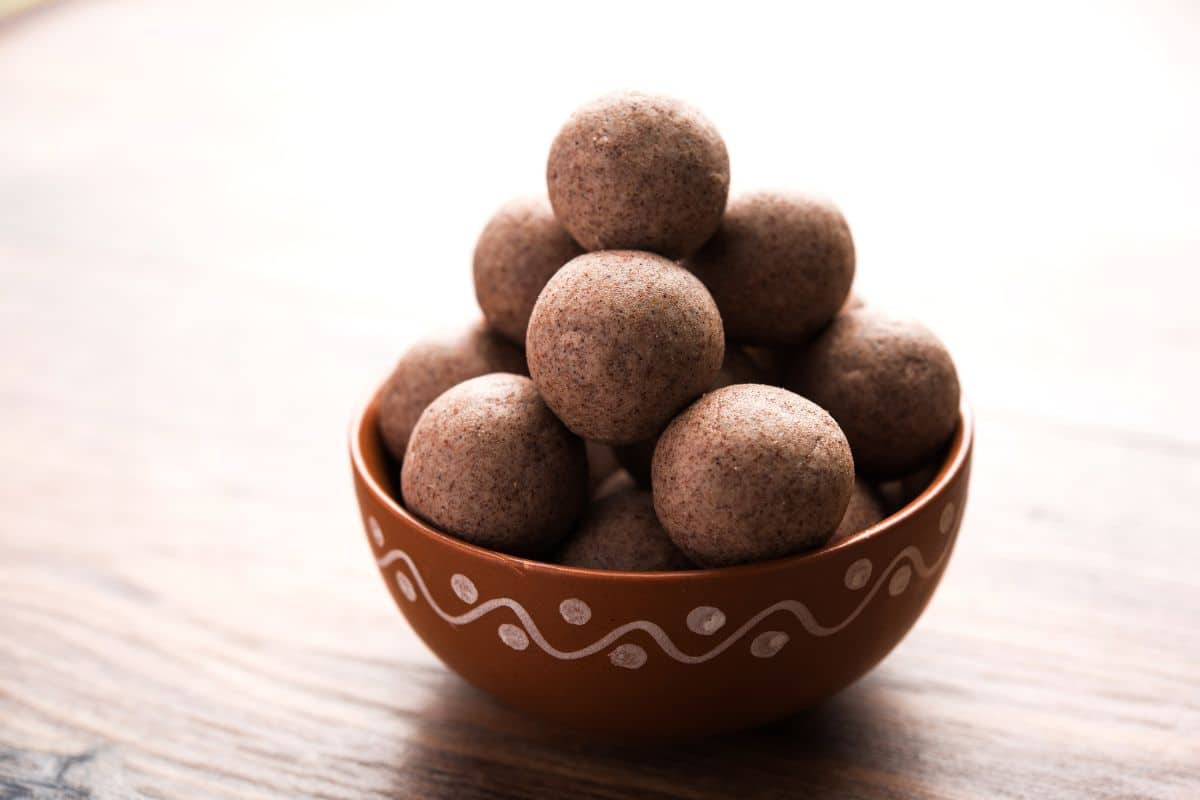 ragi-mudde-balls-in-a-bowl