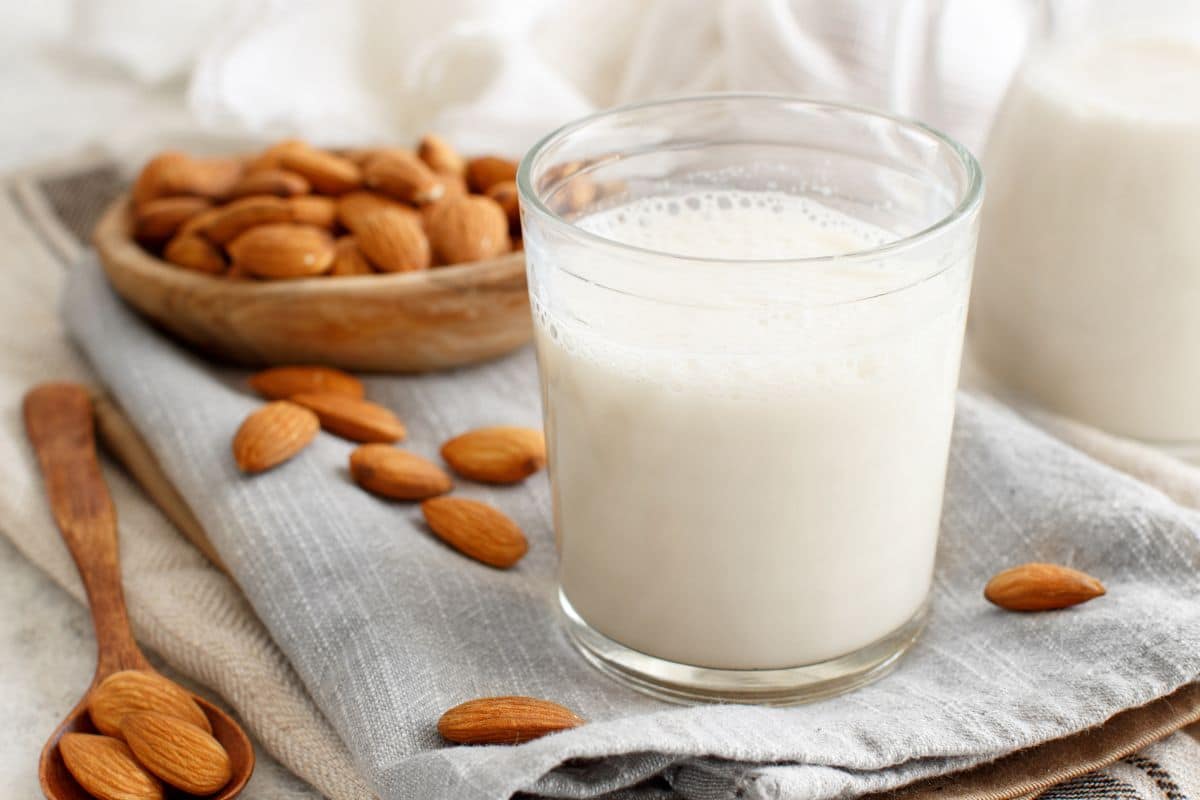 fresh-almond-milk-in-a-glass