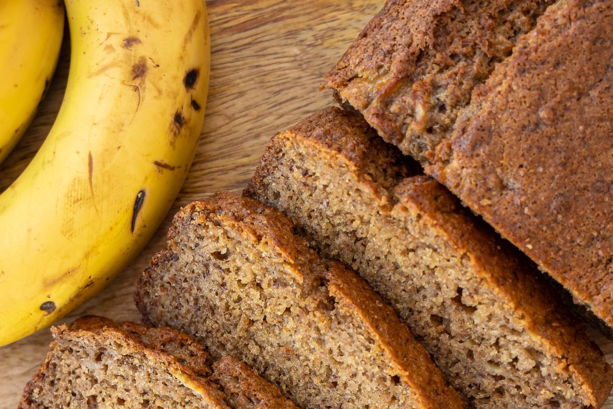 vegan-banana-spelt-bread-sliced