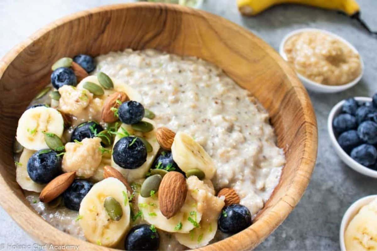 quinoa-porridge-served-in-a-bowl