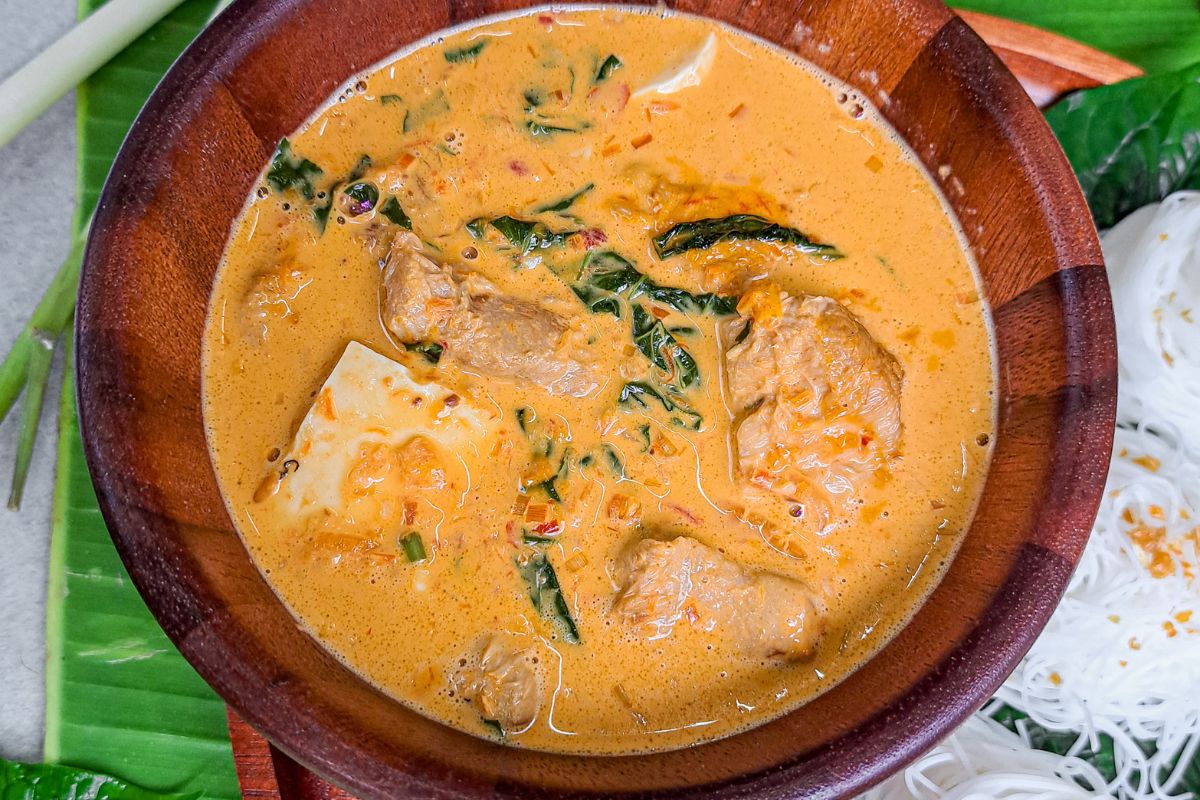phuket-style-vegan-curry-served-in-a-bowl