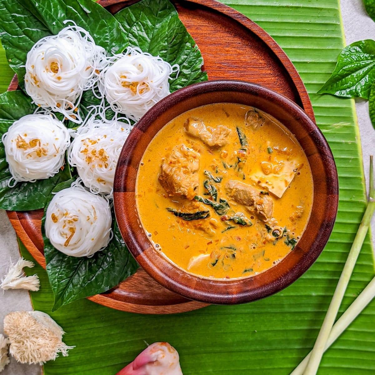 thai-vegan-crab-curry-served-in-a-bowl-on-banan-leaf