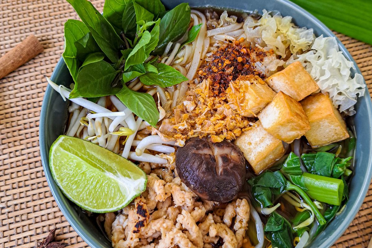 Kuai-Dtiao-Ruea-thai-noodle-soup-served-in-a-bowl