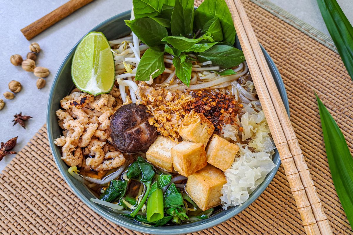 bowl-of-vegan-thai-noodles