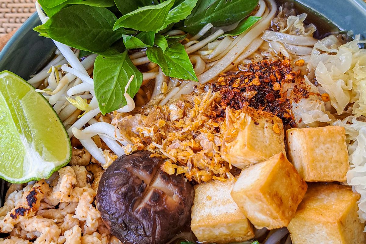 garnish-of-thai=boat-noodles
