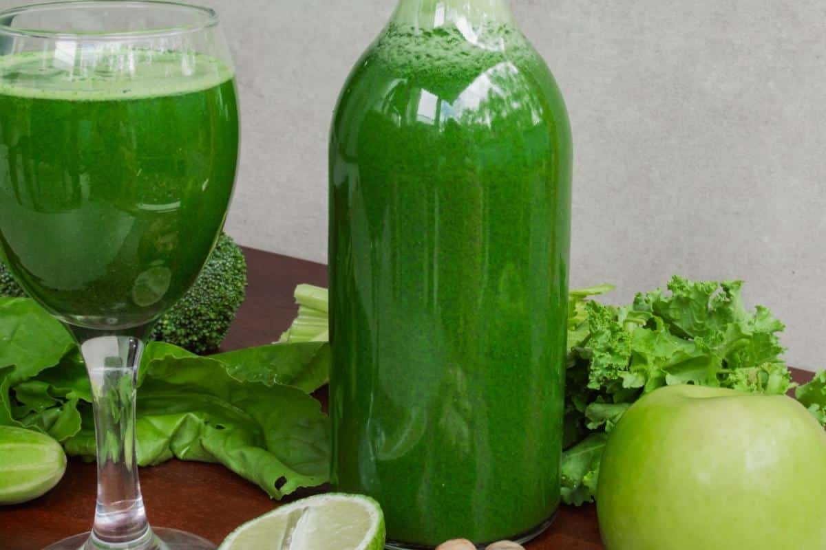 supergreen-juice-in-a-glass-bottle-to-drink