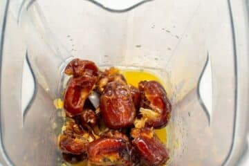 step-3-add-the-dates-and-fresh-orange-juice-to-a-blender