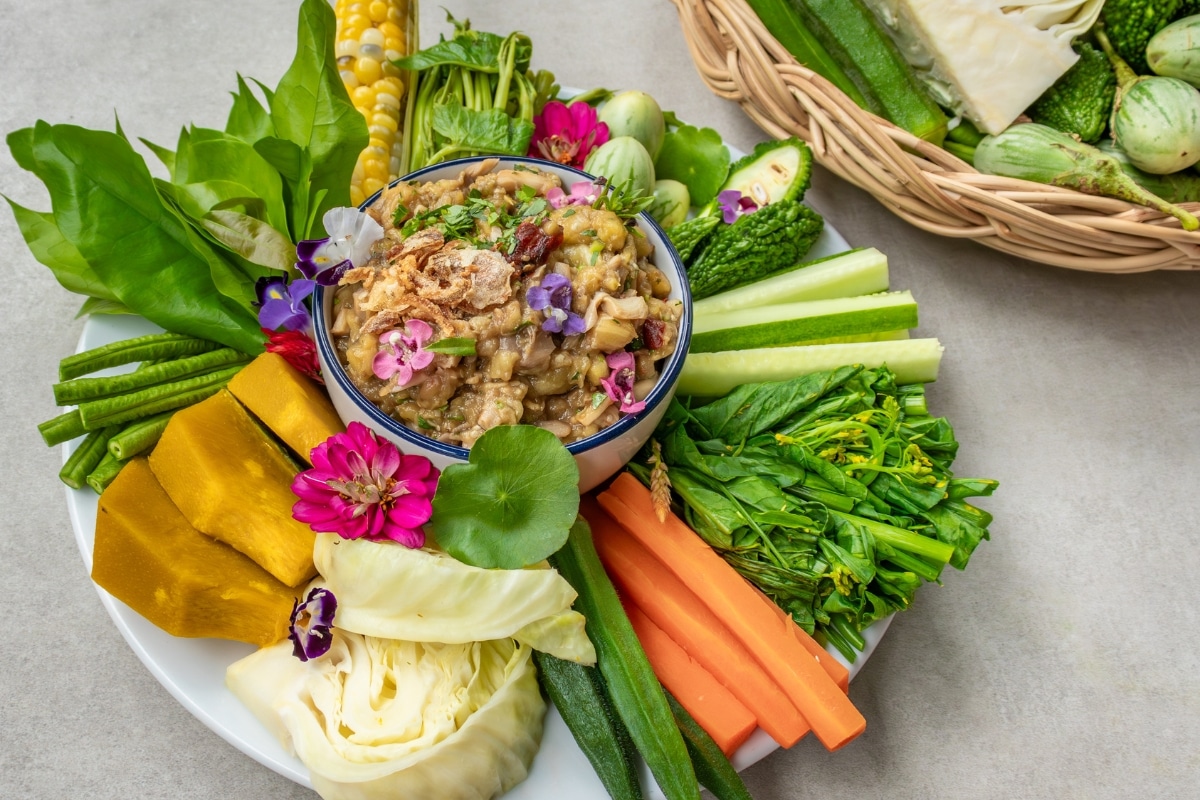 vegan-eggplant-chili-dip-sauce-served-with-seasonal-vegetables