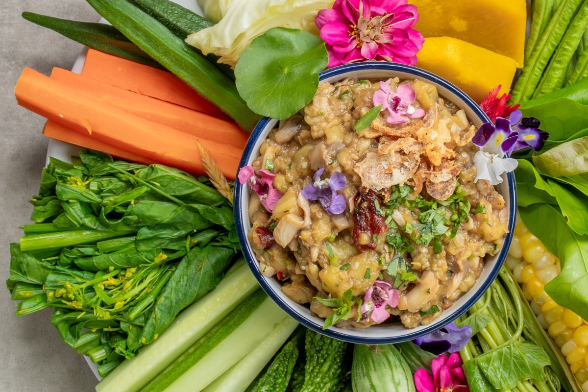 eggplant-nam-prik=served-with-fresh-vegetables