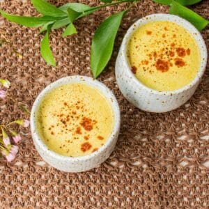 golden-turmeric -latte-served-in-a-cup-sprinkled-with-cinnamon