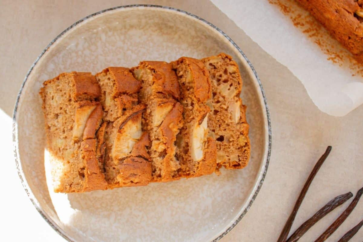 sliced-apple-cake