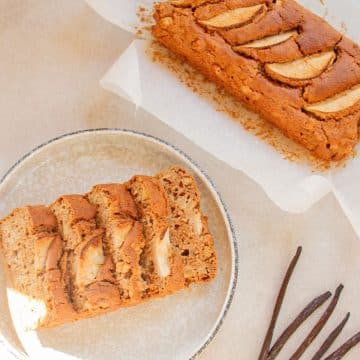 vanilla-apple-cake-ready-to-slice