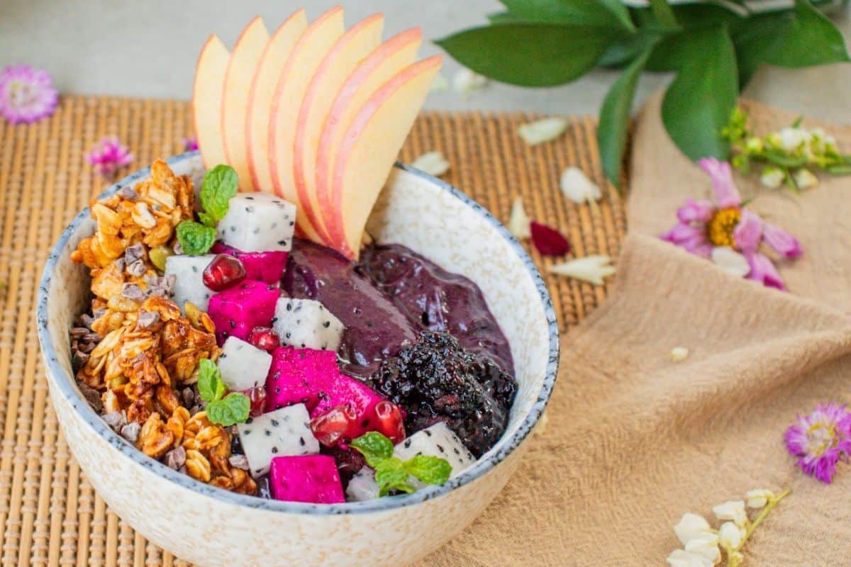 aronia-smoothie-bowl-with-fresh-fruits
