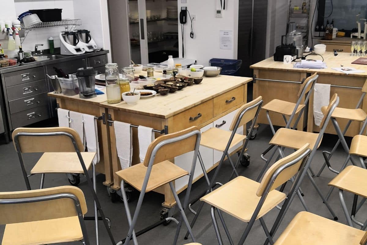 Chef Jamie Raftery teaching raw food and fermentation as part of a practical nutrition cookery class.
