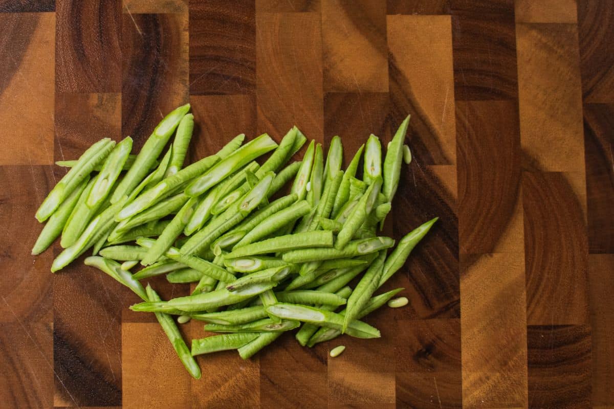 Vegan-Mango-Salad-Step-By-Step-4.-Slice-the-green-bean