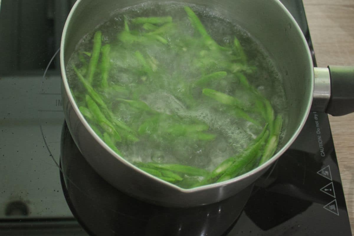 Vegan-Mango-Salad-Step-By-Step-6.-Branch-the-green-bean