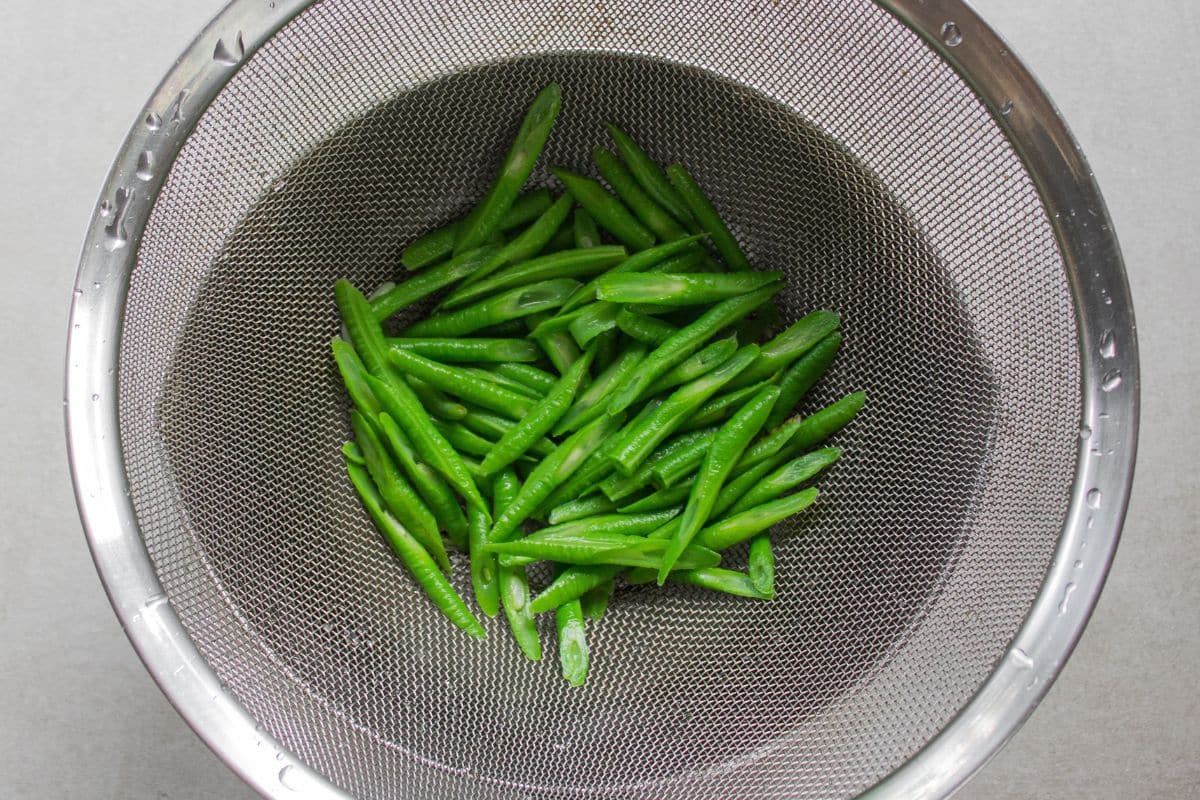 Thai-Green-Mango-Salad-Step-By-Step-7.-Rinse-and-strain-the-green-bean