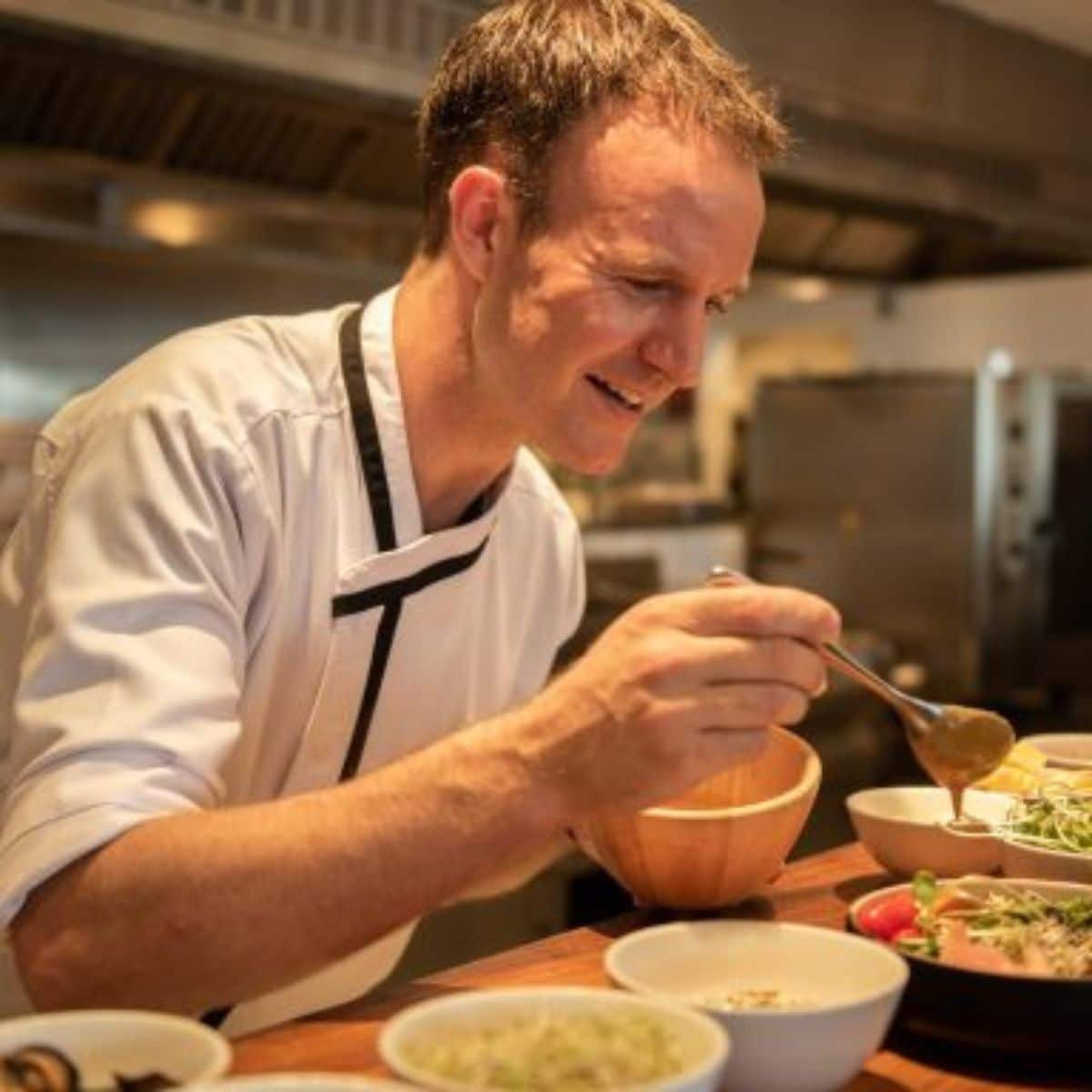 jamie-cooking-at-thanyapura-creating-signature-wellness-dish