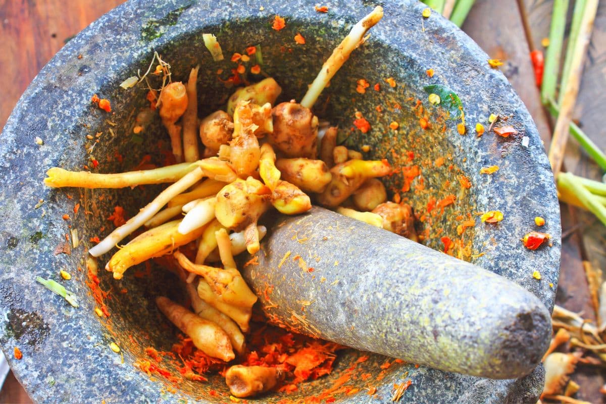 thai-mortar-and-pestle-making-fresh-curry-paste