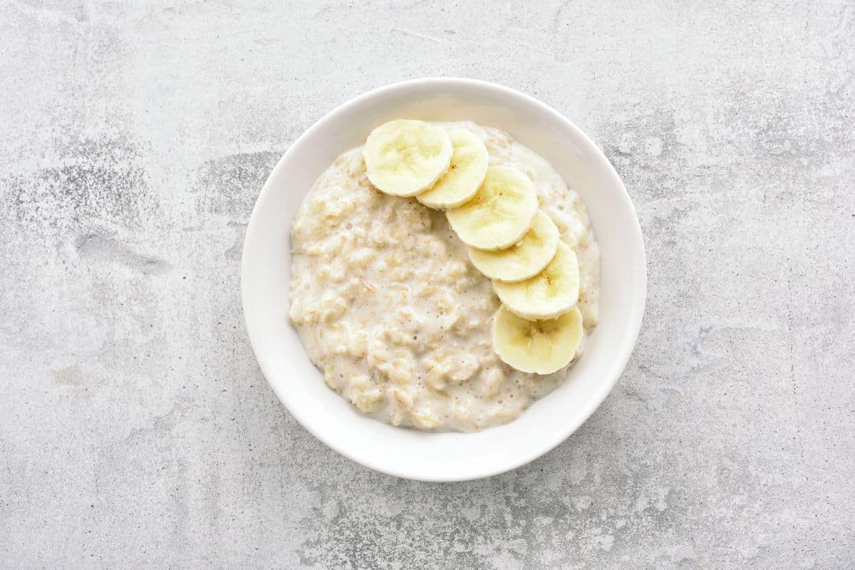oat-porridge-with-banana-in-a-bowl