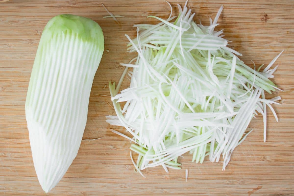 Papaya-Salad-Step-By-Step-1-_-Peel-Wash-Julienne-Papaya.
