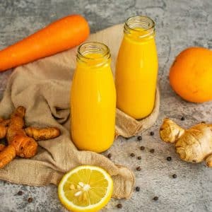 turmeric-wellness-shot-in-bottles-with-raw-ingredients