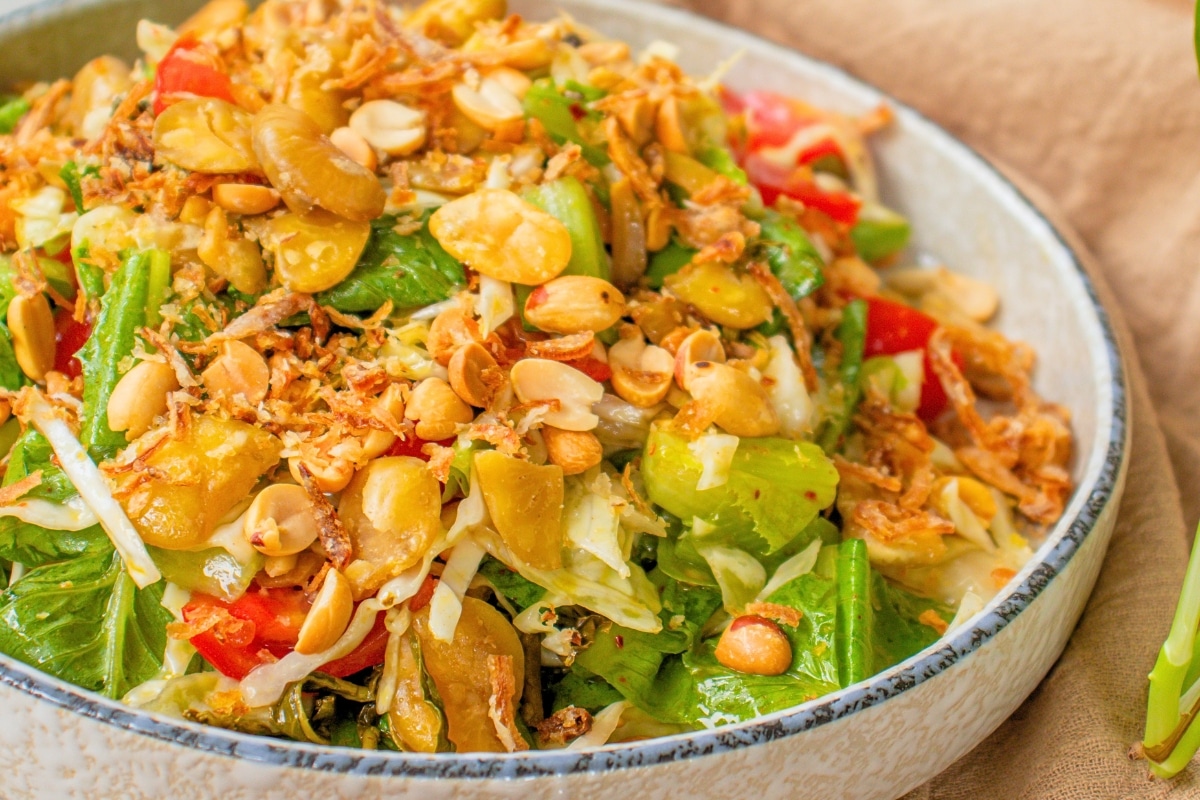 burmese-green-tea-leaf-salad-in-a-bowl